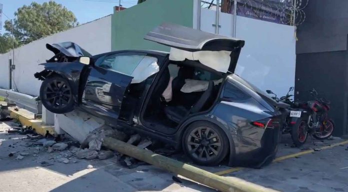 #VIDEO | Conductor ebrio choca, derriba poste y termina sobre muros #México