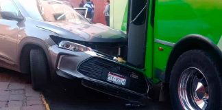 Se registra choque entre auto y camión de pasajeros en el Centro Histórico de Morelia