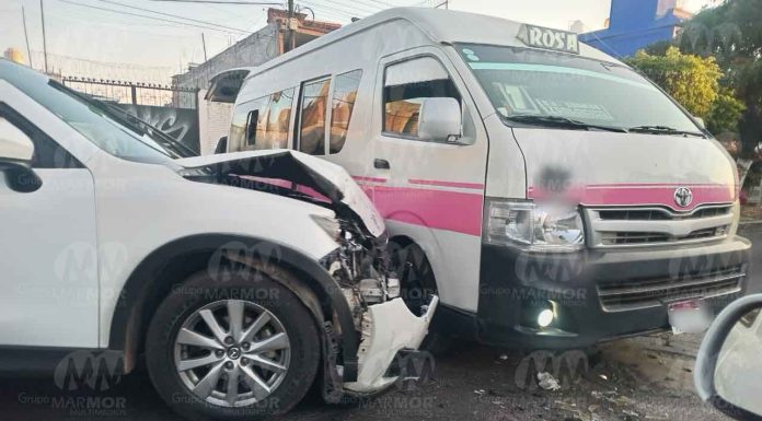 Camioneta choca contra combi en la colonia Lomas del Tecnológico, al norte de Morelia