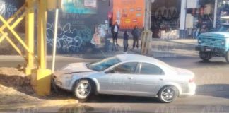 Ocurre choque de auto contra base de puente peatonal al poniente de Morelia