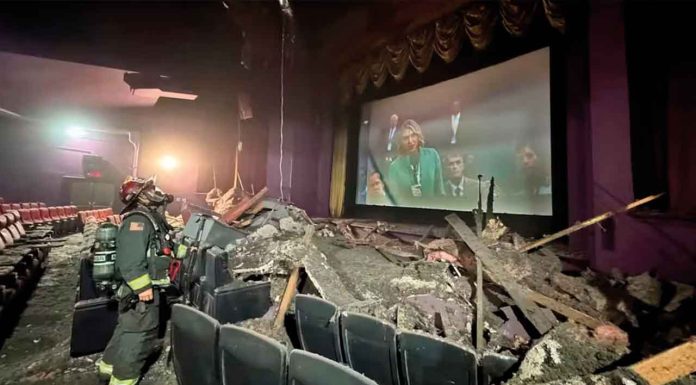 #VIDEO | Techo de cine colapsa en plena función y causa pánico entre los cinéfilos #Internacional