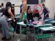 #VIDEO | Estudiante amenaza con un cuchillo a su compañera dentro del aula escolar #Internacional