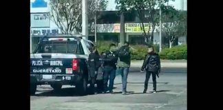 #VIDEO | #EnMéxico: Sujetos agreden y desarman a policías, luego los asustan disparando al aire