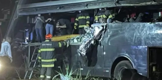 Choque de autobús contra camión deja 12 estudiantes sin vida y más de 20 heridos