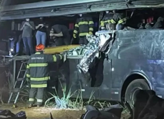 Choque de autobús contra camión deja 12 estudiantes sin vida y más de 20 heridos