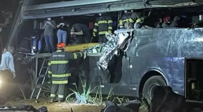 Choque de autobús contra camión deja 12 estudiantes sin vida y más de 20 heridos