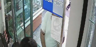 #VIDEOS | Sujeto se hace pasar por cliente para robar valiosa cadena de oro en joyería de Apatzingán