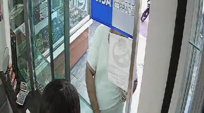 #VIDEOS | Sujeto se hace pasar por cliente para robar valiosa cadena de oro en joyería de Apatzingán