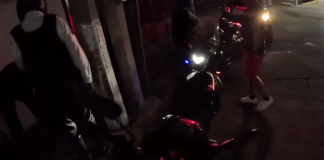 #VIDEO | #México: ¡Héroe sin capa! Motociclista ayuda a policía y logran detener a un asaltante