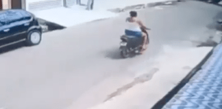 #VIDEO | Mujer muere tras caerle un poste mientras viajaba en motocicleta