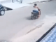 #VIDEO | Mujer muere tras caerle un poste mientras viajaba en motocicleta