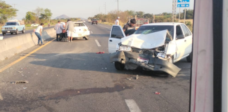 Se registra choque por alcance en la carretera Apatzingán – Nueva Italia