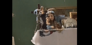 #VIDEO | Mujer capta a figura religiosa moviendo la boca en la madrugada