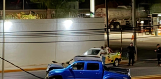 Padre e hijo heridos al volcar su camioneta frente a cuartel militar de Apatzingán