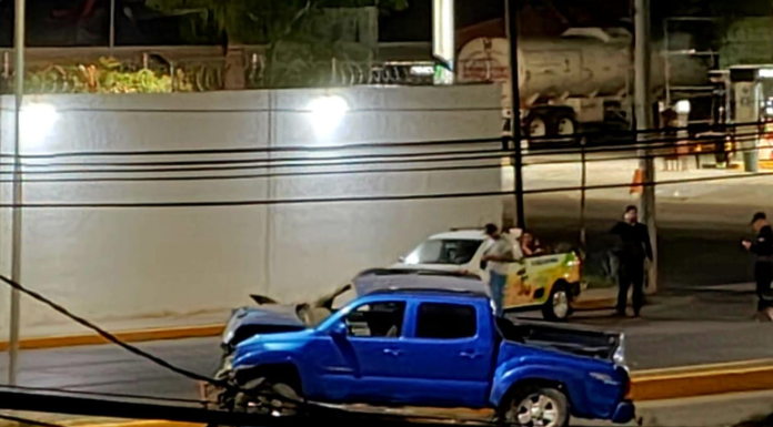 Padre e hijo heridos al volcar su camioneta frente a cuartel militar de Apatzingán