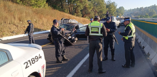 Jetta impactada contra muro de contención en la autopista Siglo XXI