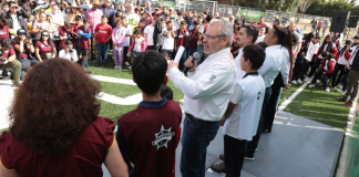Entrega Bedolla cancha de fútbol en Yurécuaro para prevenir el delito a través del deporte