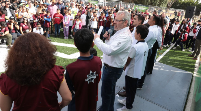 Entrega Bedolla cancha de fútbol en Yurécuaro para prevenir el delito a través del deporte