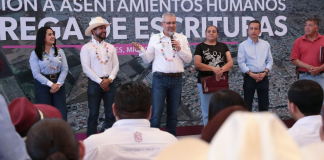 Con escrituras, Bedolla da certeza patrimonial a más de 100 familias de Los Reyes