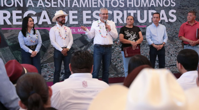 Con escrituras, Bedolla da certeza patrimonial a más de 100 familias de Los Reyes