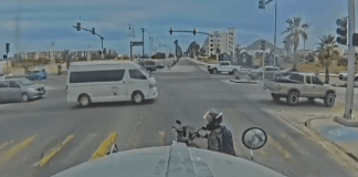 #VIDEO | Motociclista se coloca frente a tráiler en un semáforo y termina atropellado