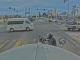 #VIDEO | Motociclista se coloca frente a tráiler en un semáforo y termina atropellado