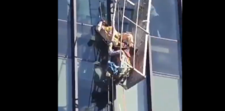 #VIDEO | #EnMéxico: Trabajadores de mantenimiento quedan colgando a más de 20 metros de altura en un edificio
