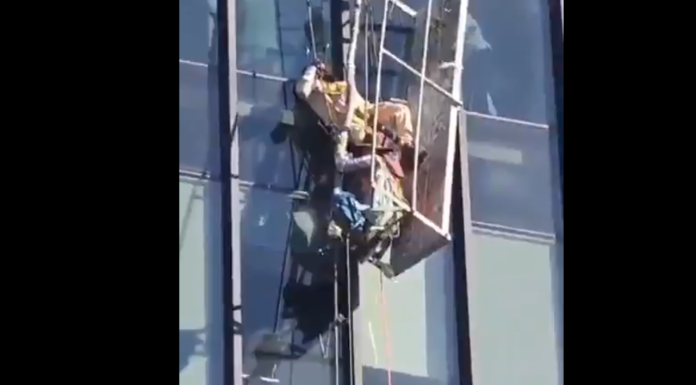 #VIDEO | #EnMéxico: Trabajadores de mantenimiento quedan colgando a más de 20 metros de altura en un edificio