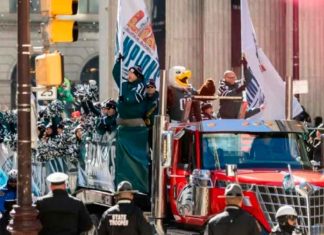 #VIDEO | Se registra tiroteo en Filadelfia por festejo de las Águilas del Super Bowl; al menos dos personas heridas