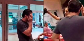 #VIDEO | #México: Hombre es confrontado tras ser sorprendido espiando a una joven en un baño de plaza comercial