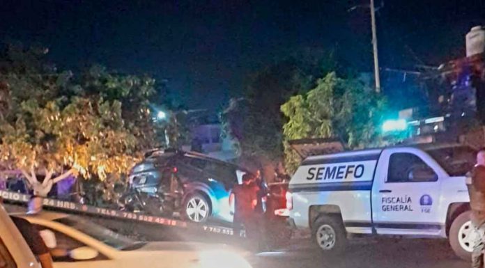Hombre pierde la vida al caer con su camioneta a canal de aguas, en Lázaro Cárdenas