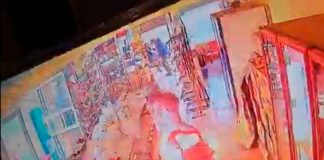 #VIDEO | Captan en video a sujetos incendiando tienda de abarrotes, casi se queman dentro #México