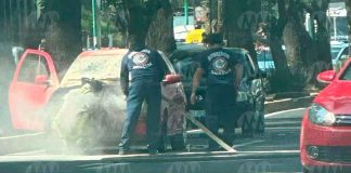 #VIDEO | Se incendia automóvil en el libramiento sur de Morelia