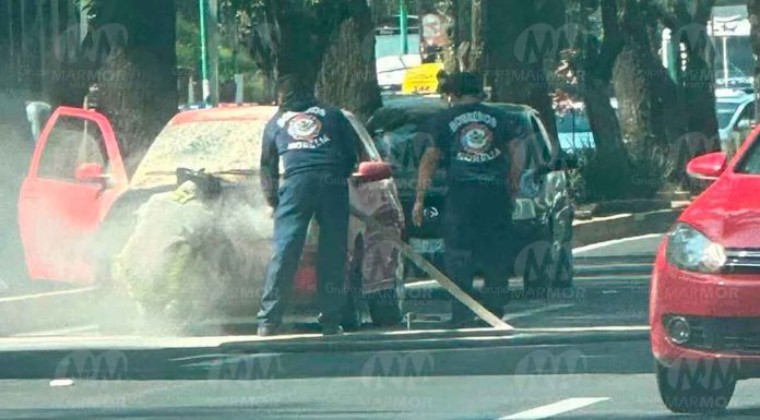 #VIDEO | Se incendia automóvil en el libramiento sur de Morelia