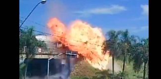 #VIDEO | Camión impacta contra tráiler al intentar rebasar en carretera y se incendia; conductor saltó por la ventana