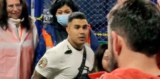 #VIDEO | Hombre agrede por la espalda a un aficionado que estaba protegiendo a una mujer durante el partido entre Pumas y América