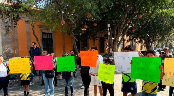 #VIDEO | Familiares y amigos del profesor Luis N, exigen se le libere de los cargos de abuso sexual y violencia digital
