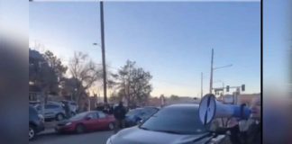 #VIDEO | Mujer en Denver alerta a migrantes latinos durante redada de la migra #Internacional