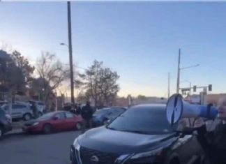 #VIDEO | Mujer en Denver alerta a migrantes latinos durante redada de la migra #Internacional