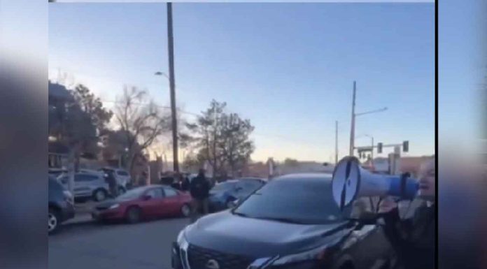 #VIDEO | Mujer en Denver alerta a migrantes latinos durante redada de la migra #Internacional