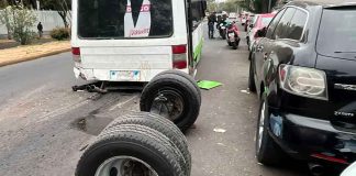 #Video | En México: Microbús pierde su eje trasero en plena circulación debido al sobrecupo