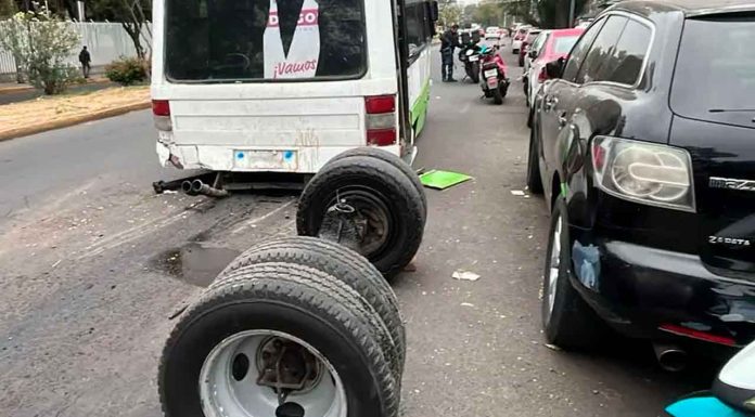 #Video | En México: Microbús pierde su eje trasero en plena circulación debido al sobrecupo