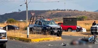 Camioneta embiste a motociclistas; hay un menor muerto y un herido en Jacona