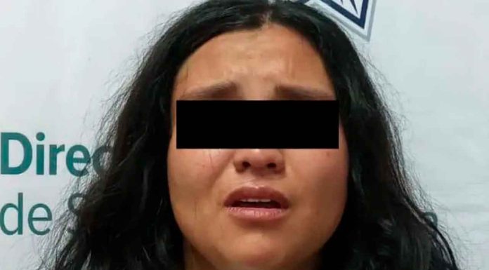 #Imágenes // Vecinos denuncian a mujer por descuido de menor y posible consumo de drogas #México