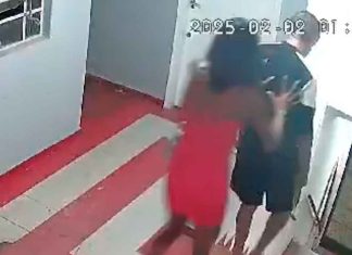 #VIDEO | Joven empuja a abuelito por las escaleras para robarle, pero muere en su huida