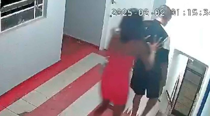 #VIDEO | Joven empuja a abuelito por las escaleras para robarle, pero muere en su huida