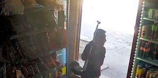 #VIDEO | Niño logra escapar y evita ser secuestrado resguardándose en una tienda de abarrotes