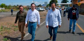 Julio Arreola celebra la modernización del libramiento de Túpataro