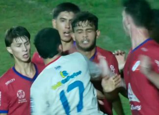 #Video | Jugador da puñetazo en el rostro a su rival durante final de futbol #Internacional