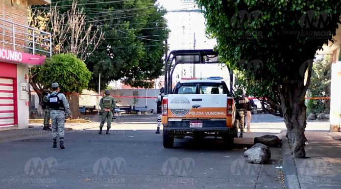Localizan dos ejecutados, con narcomensaje en plaza de Zamora